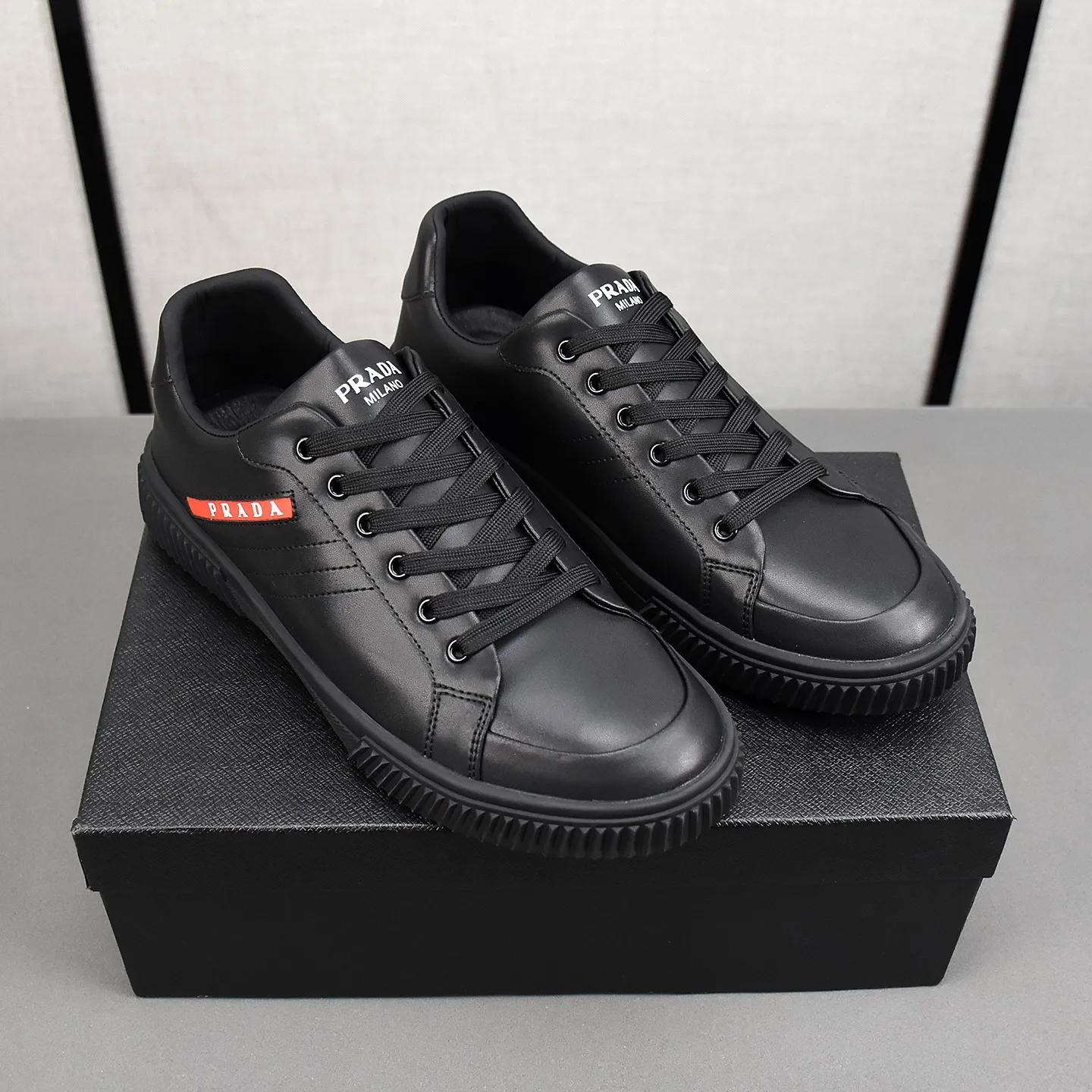 PP420👟👟👟Prada set off the audience! Prada, an international brand that is constantly innovating, this men's casual shoe, the original version, made of cowhide leather at a ratio of one to one at the store, with leather feet and rubber non-slip outsole, breathable and comfortable, quality speaks for itself👄38-44
